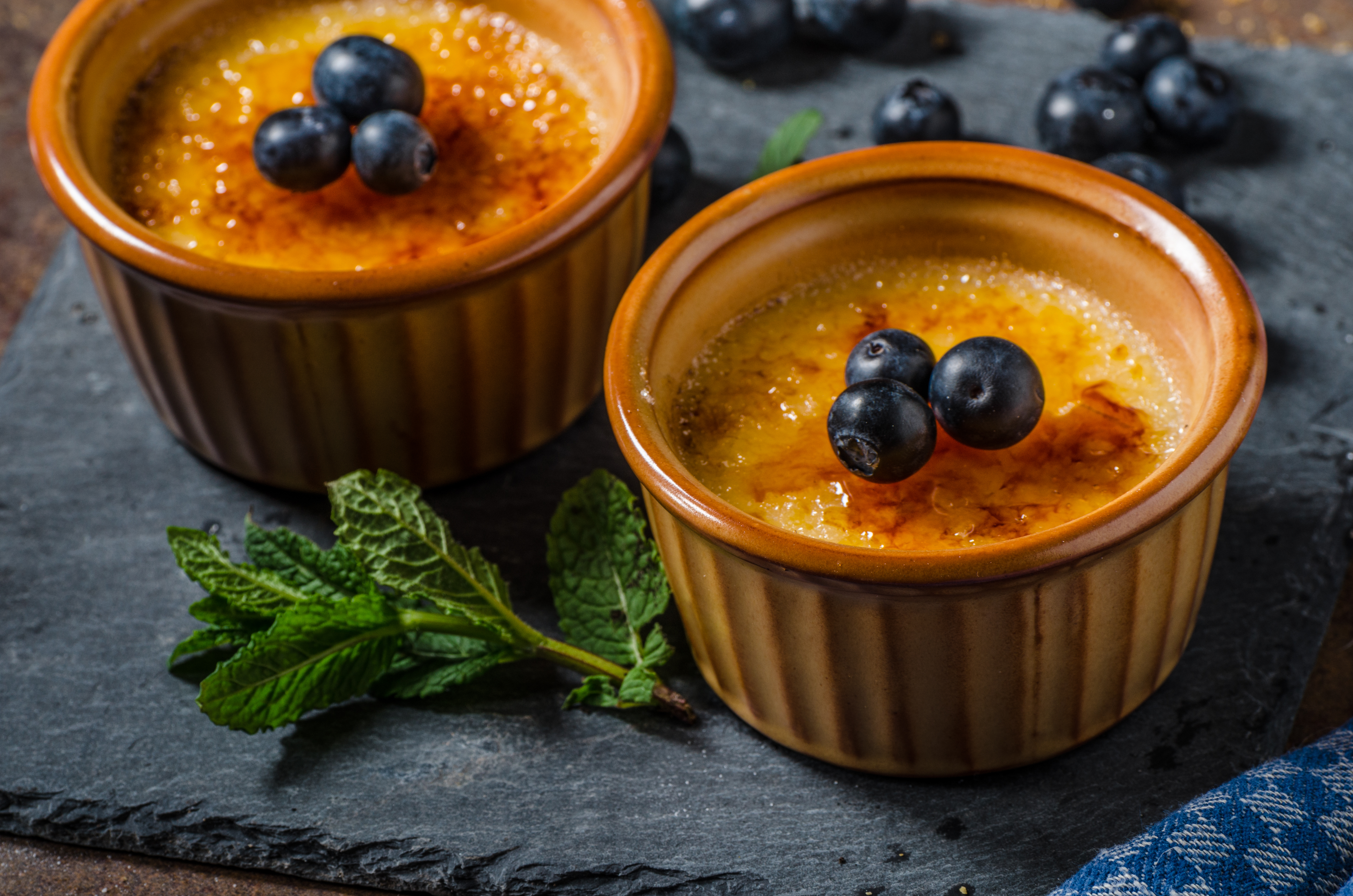 Crème brûlée aux bleuets avec alcool
