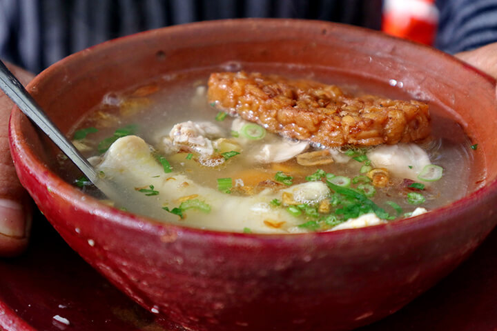 Cuisiner le tempeh mariné et grillé dans une soupe chinoise aux légumes