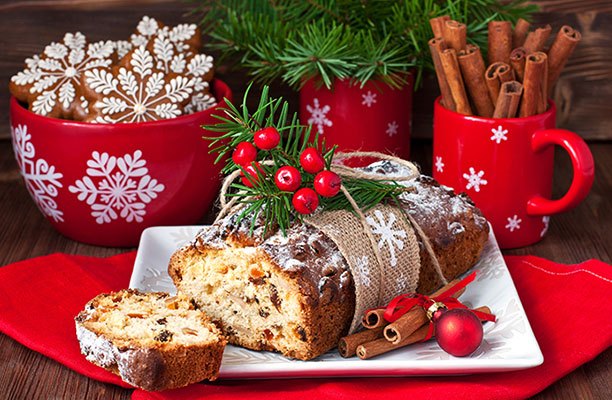 Gâteau classique pour Noël : le gâteau aux fruits séchés avec des noix sur le dessus