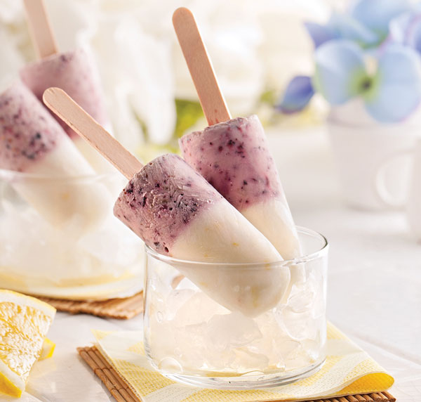 Idée de recette simple et rafraîchissante : mini-pops au yogourt glacé, citron et bleuets