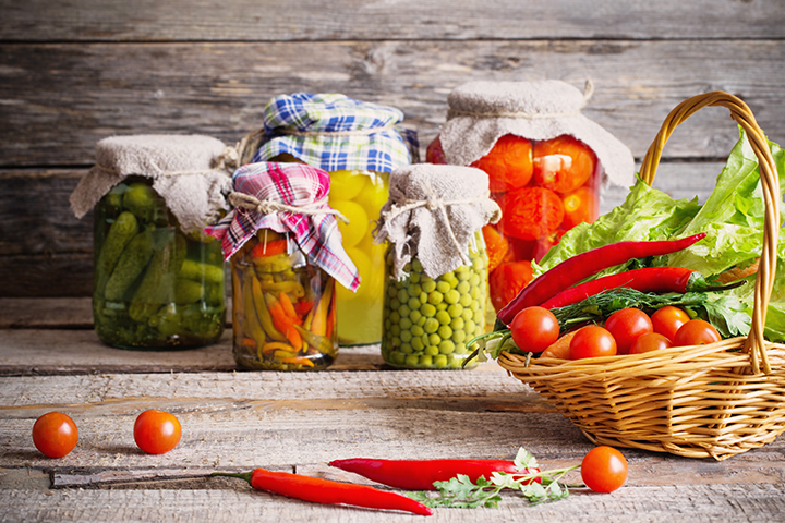 Légumes cueillis soi-même et conservation pour en faire des provisions