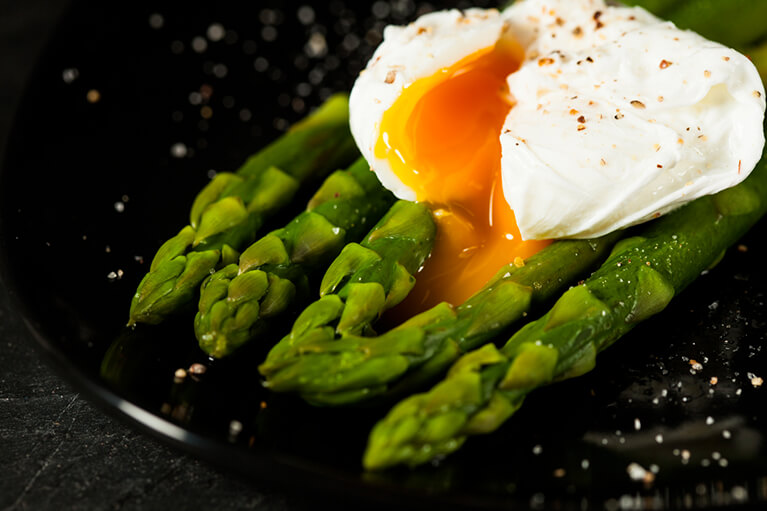 Meilleure recette de brunch avec des asperges : œufs pochés sur asperges grillées
