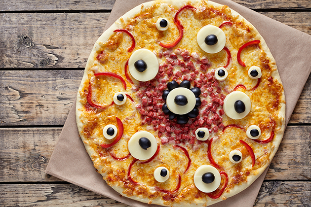 Pizza maison avec des yeux