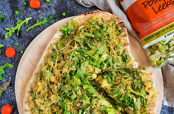 Recette de pizza sur le BBQ : une pizza verte avec ricotta d’asperges et poireaux