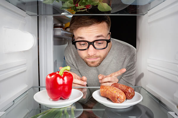 Choisir entre de la viande et des légumes dans son frigo