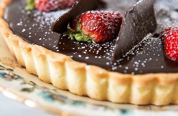 Recette de dessert de Noël : une tarte au chocolat et à la fraise