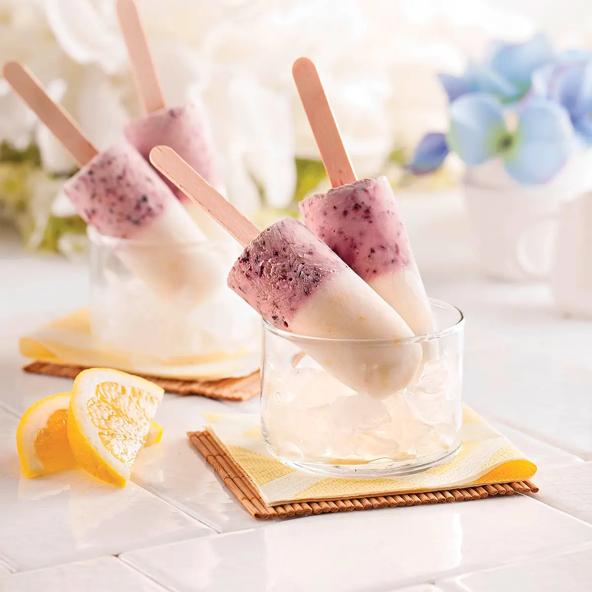Ice yogurt, lemon and blueberries mini-pops