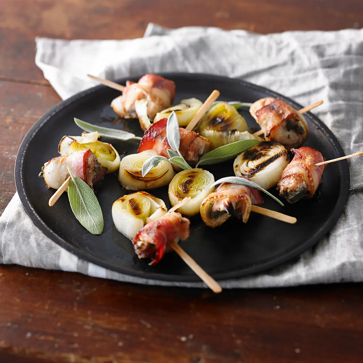 Mini chicken skewer with leeks and bacon