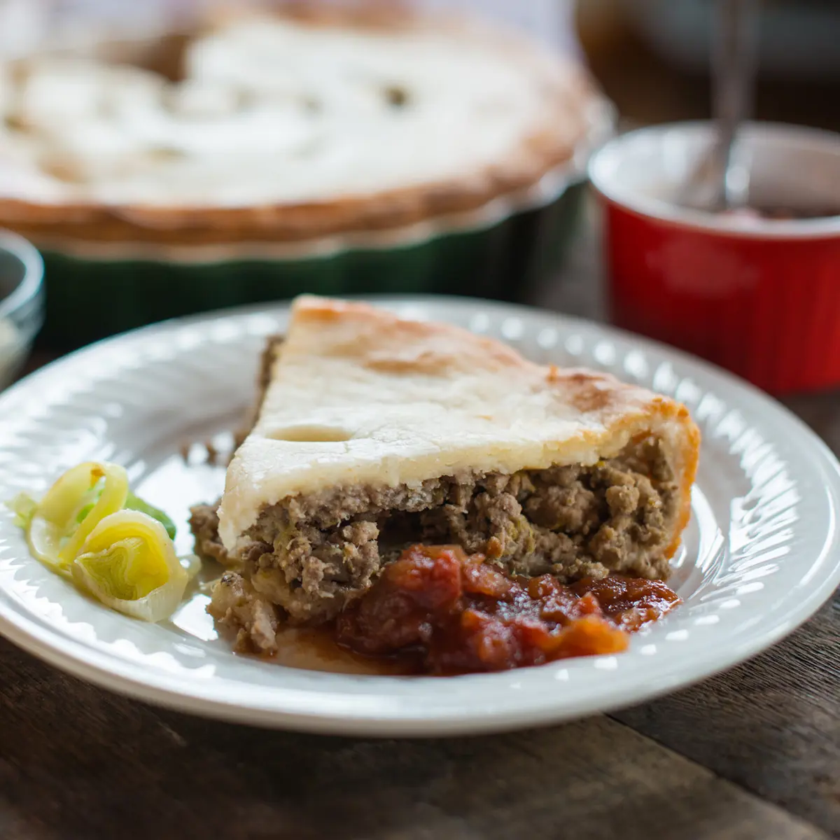 Meat pie with leeks and mushrooms
