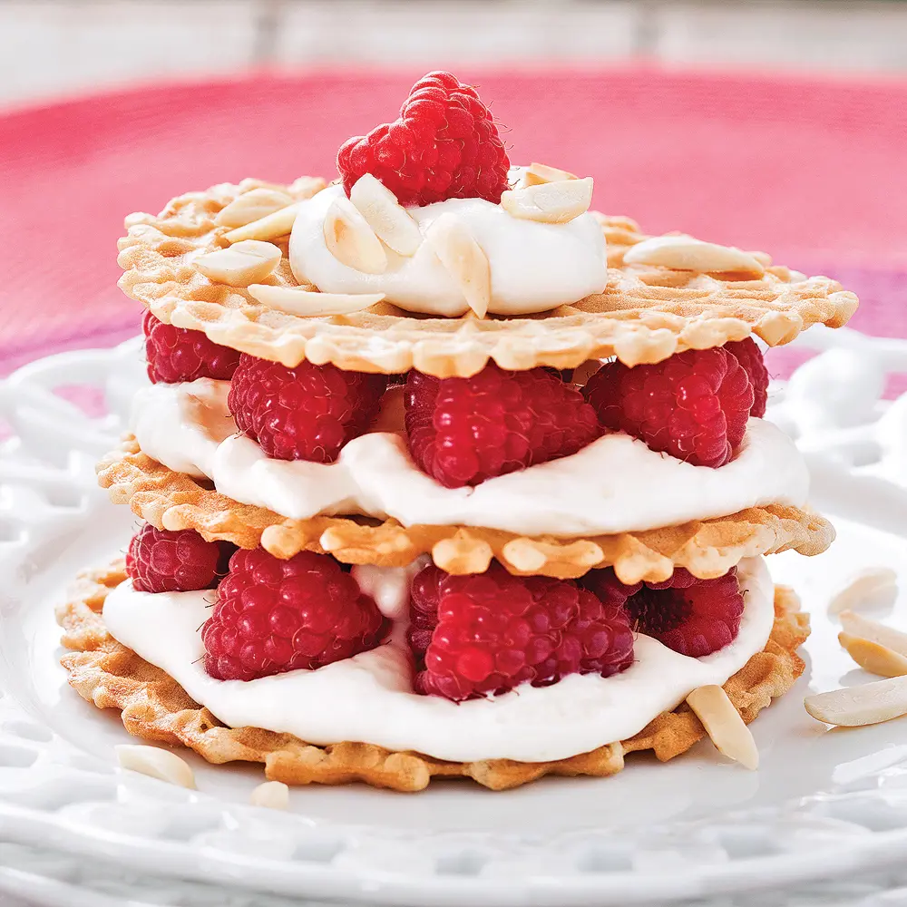 Crispy raspberries shortcakes with maple cream
