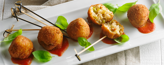 Arancinis à la saucisse et aux poireaux avec sauce tomate