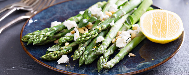 Asperges grillées avec citron, noix de pin et fromage feta