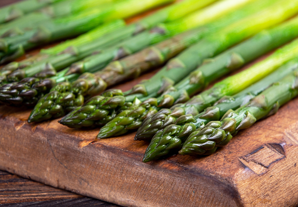 Asperges vertes entières blanchies avant de les congeler