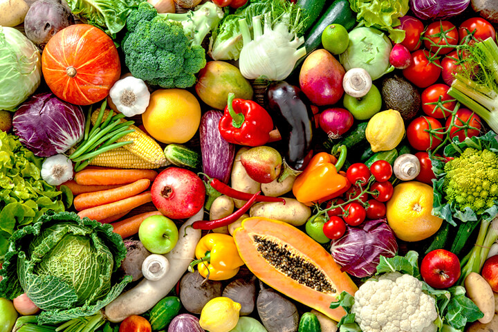 Assortiment de fruits et légumes frais pour augmentation sa consommation de fruits et légumes