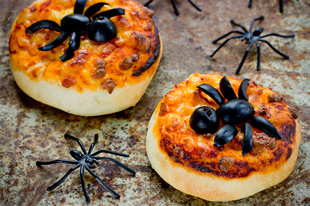 Bagels au fromage avec araignées en olives