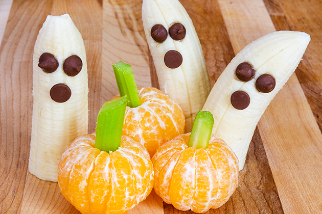 Bananes et clémentines décorées pour l'Halloween