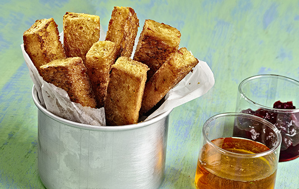 Bâtonnets de pain doré ressemblant à des frites avec sirop d'érable et confiture
