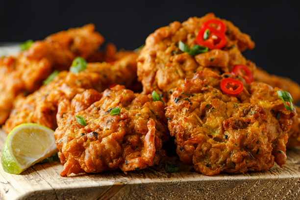 Beignets aux oignons de style indien aussi appelés bhajis pour une entrée festive de Noël