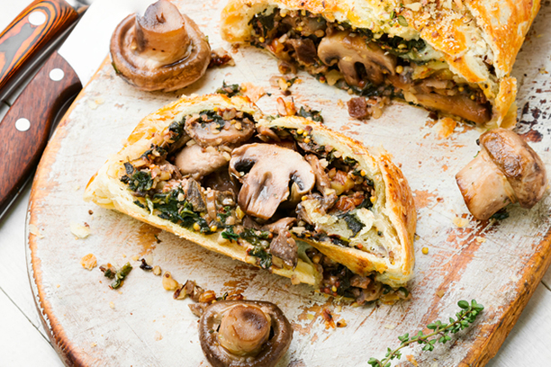 Bœuf Wellington végétalien sans viande fait avec des champignons, aussi appelé Wellington Portobello