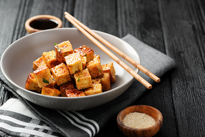 Bouchées de tofu laquées comme entrée végétarienne à manger à Noël