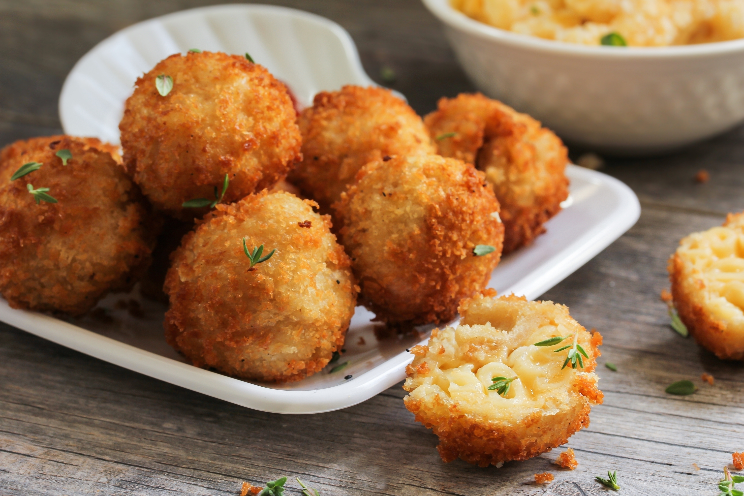 Boules de macaroni au fromage frit