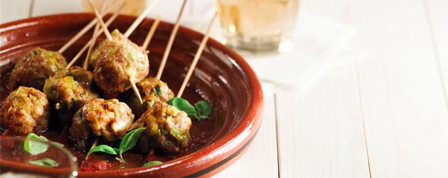 Boulettes de parmesan et de poireaux avec de la saucisse italienne et une sauce tomate