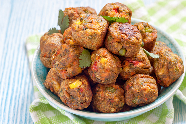 Boulettes suédoises végétariennes faites avec des légumes et du quinoa pour un repas des Fêtes