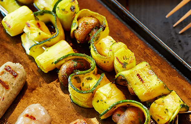 Brochettes de légumes au BBQ avec courgettes et fromage Doré-Mi