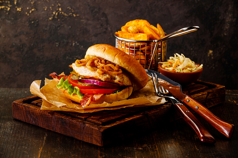 Burger de poulet avec frites à manger dans un restaurant de Québec