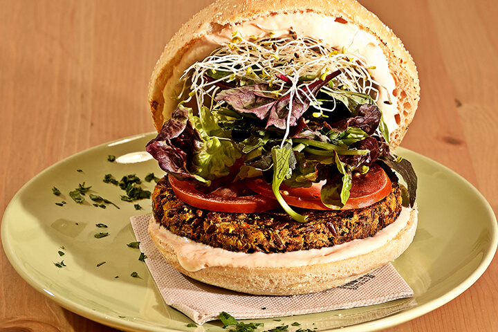 Burger végé avec galette faite de tempeh sur pain à la bière