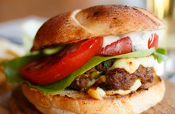 Burgers de bœuf cuits sur le BBQ avec une sauce au whisky