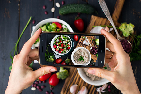 Personne qui photographie nourriture, légumes et nourriture saine