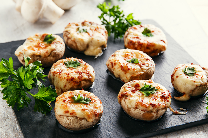 Champignons farcis avec du fromage et du bacon