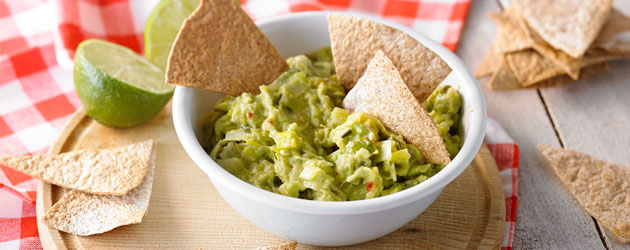 Chips de tortillas maison accompagnées de guacamole aux poireaux