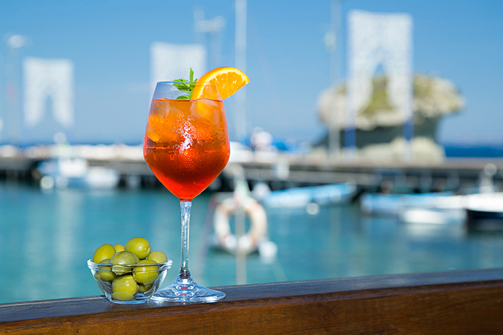 Cocktail Aperol Spritz en Italie aux abords du Grand Canal à Venise