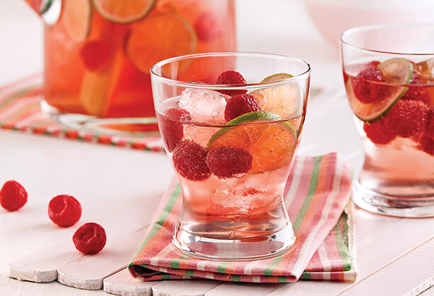 Cocktail estival rafraîchissant : punch rosé à la lime et à la framboise