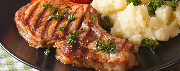 Côtelettes de porc et purée de courge poivrée
