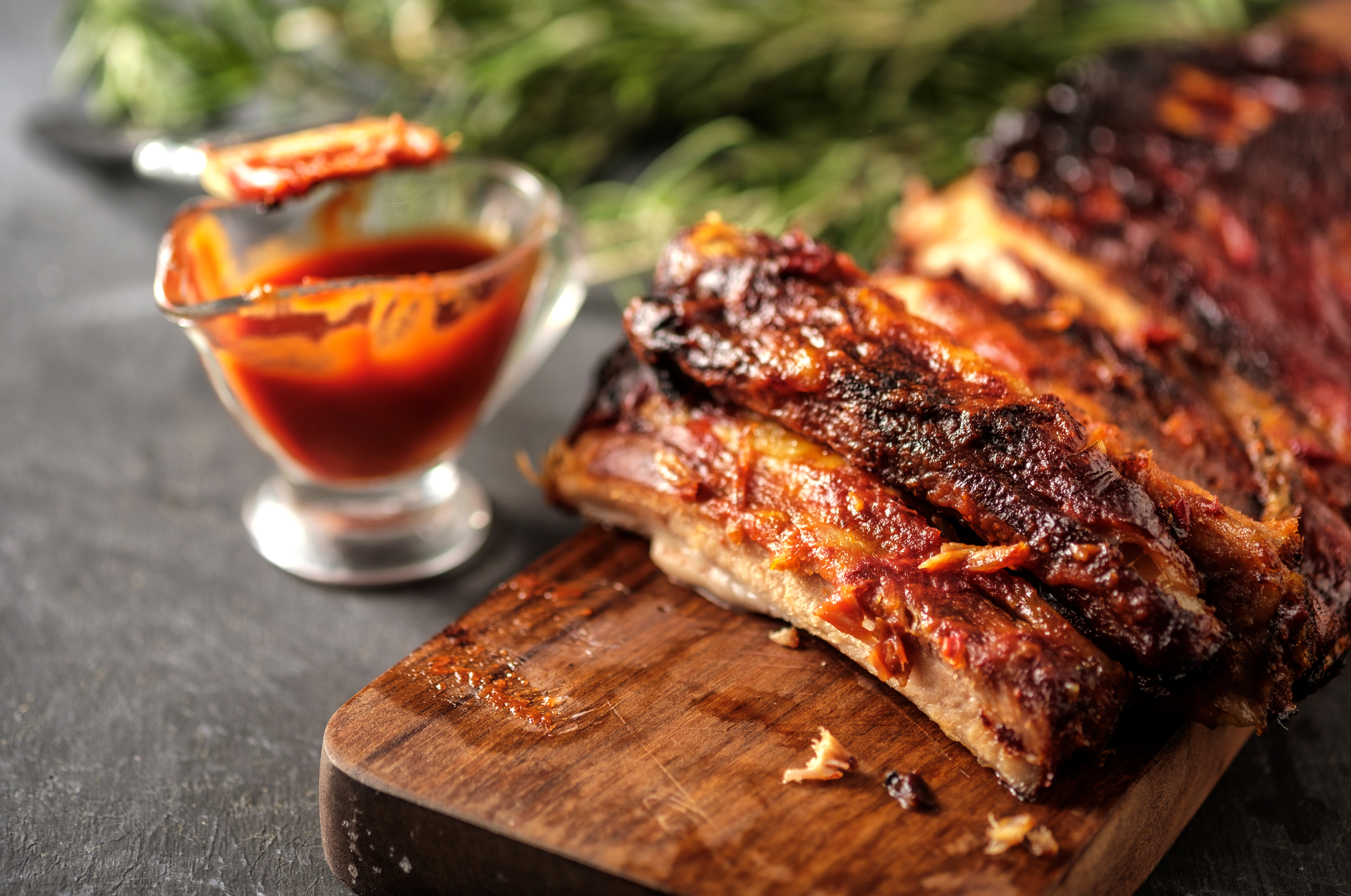 Côtes levées de porc avec sauce bbq maison pour manger pendant le Super Bowl