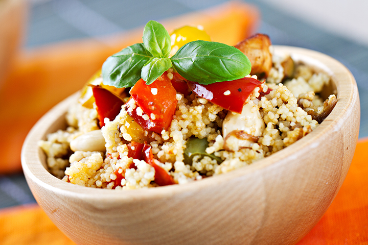 Couscous au poulet avec légumes et des cubes de fromage Gouda