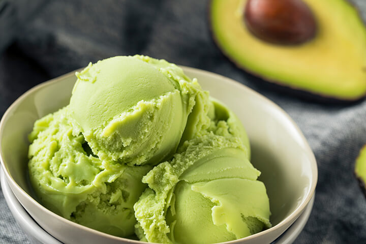 Crème glacée aux avocats, à la lime et aux pistaches sans produits laitiers