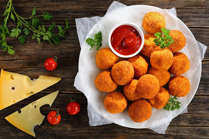 Croquettes de purée de pommes de terre à servir en entrée végétarienne à Noël