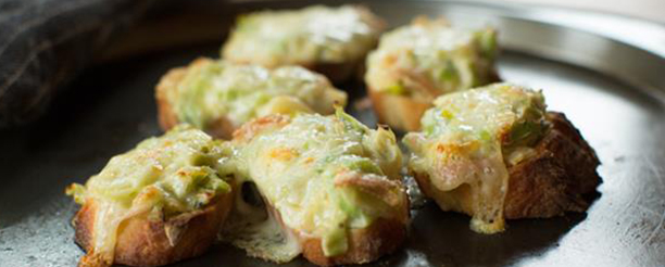 Croûtons aux poireaux et au fromage Oka parfaits pour une entrée ou un plat d'accompagnement