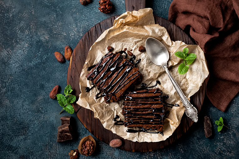 Des brownies végétaliens sans beurre décorés d'un coulis de