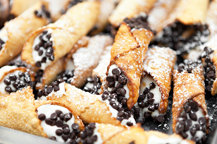 Dessert de cannolis italiens avec garniture de ricotta et morceaux de chocolat