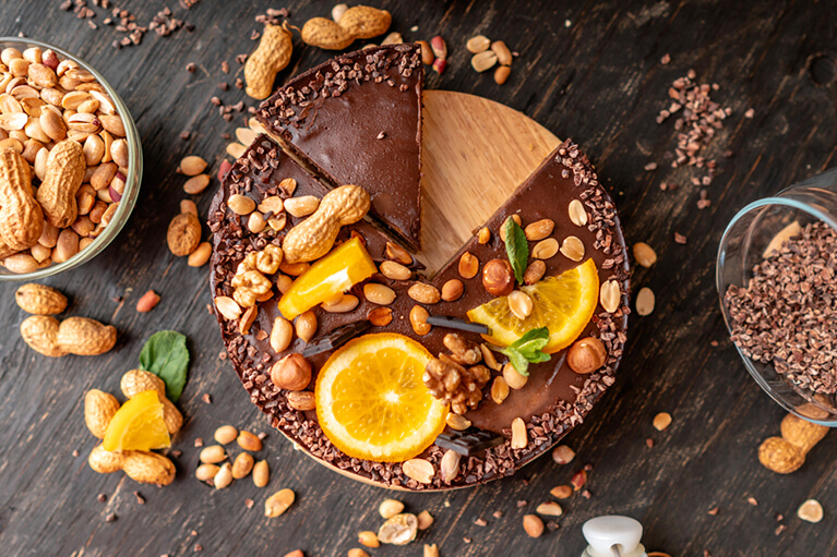 Un gâteau végétalien au chocolat et à l'orange sans oeufs et sans lait.