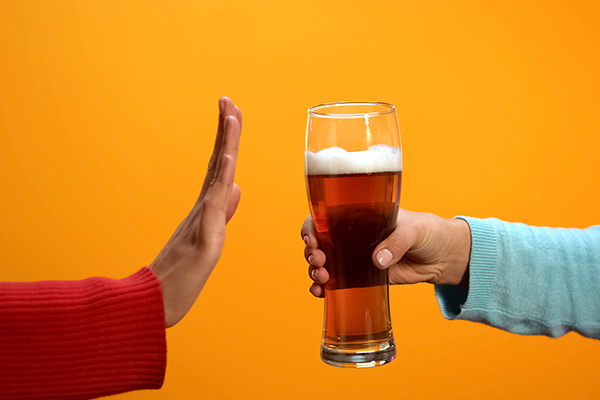Personne qui refuse un verre de biĂšre