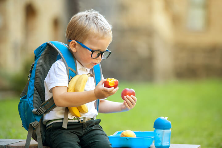 Un enfant mange 1 à 2 portions de fruits et légumes à l'école