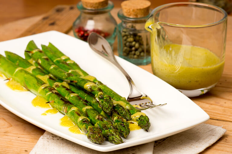 Entrée d'asperges avec une sauce dijonnaise