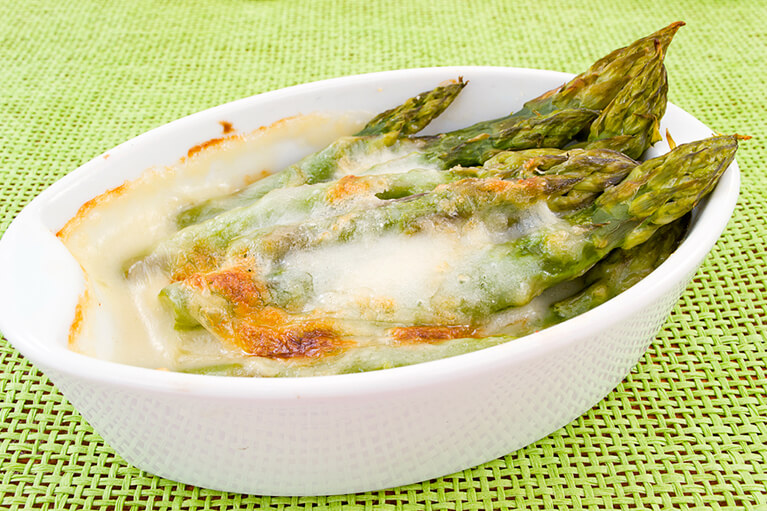 Entrée gratinée avec des asperges au four