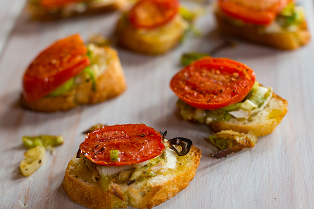 Entrée de tartines de poireaux et tomates au fromage Brie